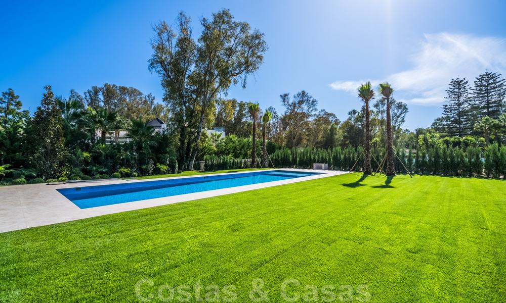 Moderna villa de playa lista para mudarse en venta, en la prestigiosa Guadalmina Baja en Marbella. 26070
