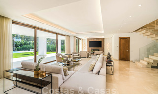 Moderna villa de playa lista para mudarse en venta, en la prestigiosa Guadalmina Baja en Marbella. 26071 