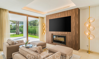 Moderna villa de playa lista para mudarse en venta, en la prestigiosa Guadalmina Baja en Marbella. 26072 