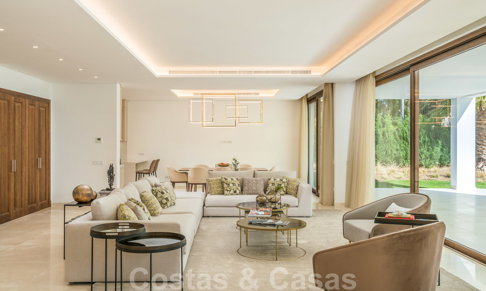 Moderna villa de playa lista para mudarse en venta, en la prestigiosa Guadalmina Baja en Marbella. 26073