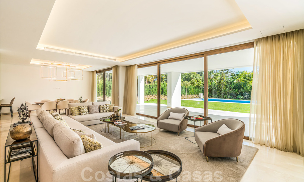 Moderna villa de playa lista para mudarse en venta, en la prestigiosa Guadalmina Baja en Marbella. 26074