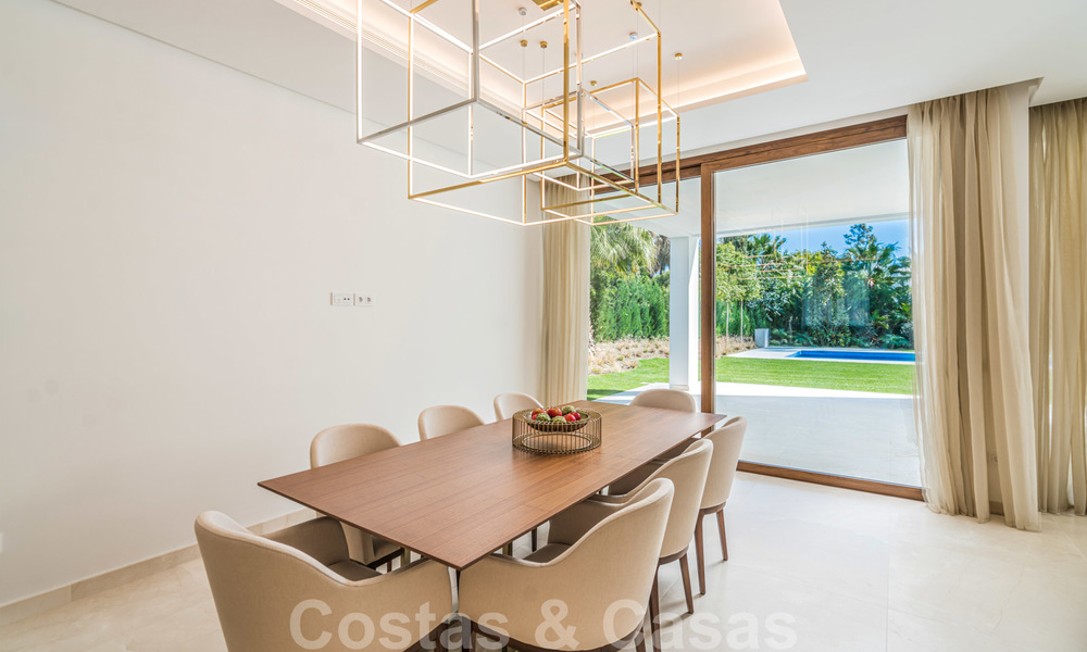 Moderna villa de playa lista para mudarse en venta, en la prestigiosa Guadalmina Baja en Marbella. 26075