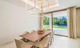 Moderna villa de playa lista para mudarse en venta, en la prestigiosa Guadalmina Baja en Marbella. 26075 