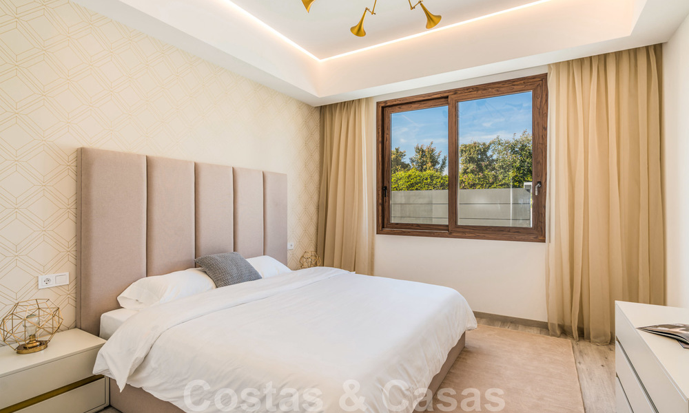 Moderna villa de playa lista para mudarse en venta, en la prestigiosa Guadalmina Baja en Marbella. 26079