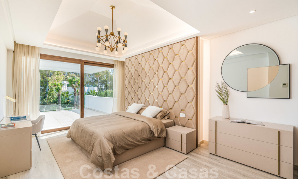 Moderna villa de playa lista para mudarse en venta, en la prestigiosa Guadalmina Baja en Marbella. 26080
