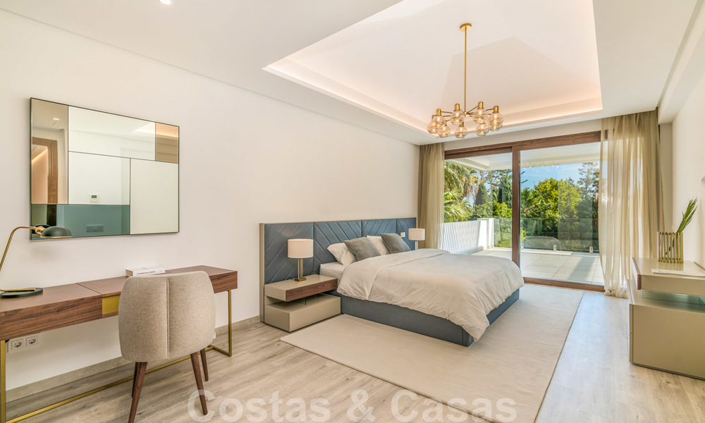 Moderna villa de playa lista para mudarse en venta, en la prestigiosa Guadalmina Baja en Marbella. 26083