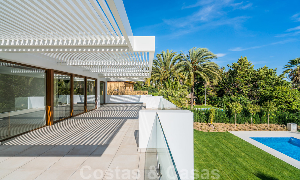 Moderna villa de playa lista para mudarse en venta, en la prestigiosa Guadalmina Baja en Marbella. 26084