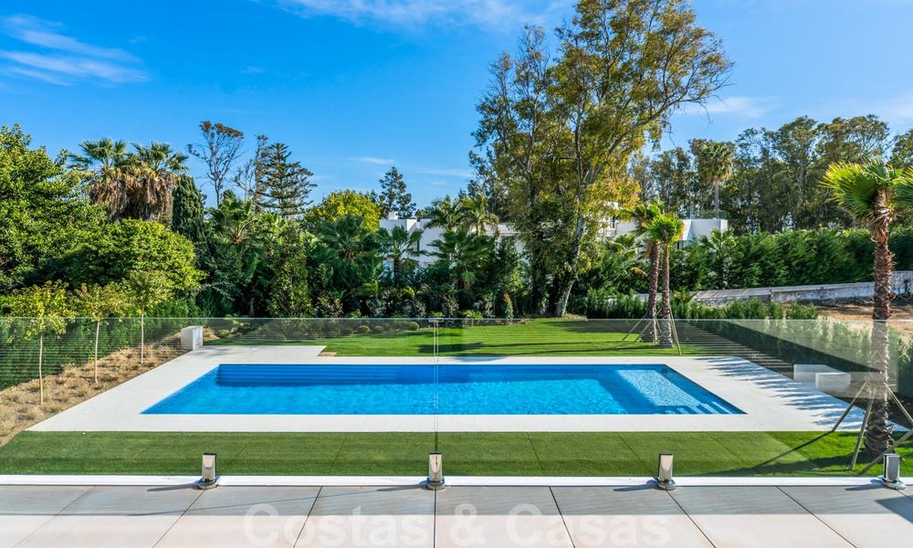 Moderna villa de playa lista para mudarse en venta, en la prestigiosa Guadalmina Baja en Marbella. 26085