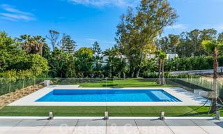 Moderna villa de playa lista para mudarse en venta, en la prestigiosa Guadalmina Baja en Marbella. 26085 