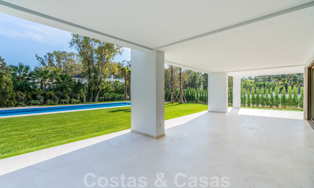 Moderna villa de playa lista para mudarse en venta, en la prestigiosa Guadalmina Baja en Marbella. 26086