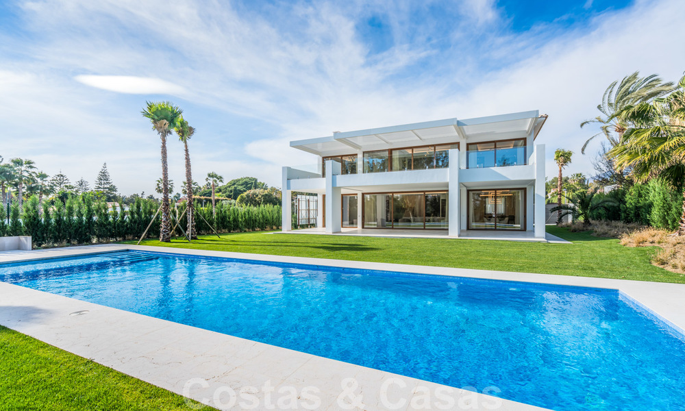 Moderna villa de playa lista para mudarse en venta, en la prestigiosa Guadalmina Baja en Marbella. 26087