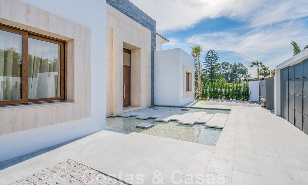 Moderna villa de playa lista para mudarse en venta, en la prestigiosa Guadalmina Baja en Marbella. 26088