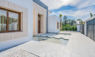 Moderna villa de playa lista para mudarse en venta, en la prestigiosa Guadalmina Baja en Marbella. 26088 