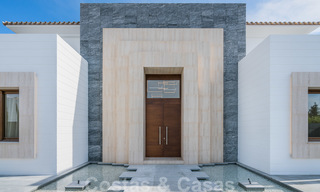 Moderna villa de playa lista para mudarse en venta, en la prestigiosa Guadalmina Baja en Marbella. 26089 
