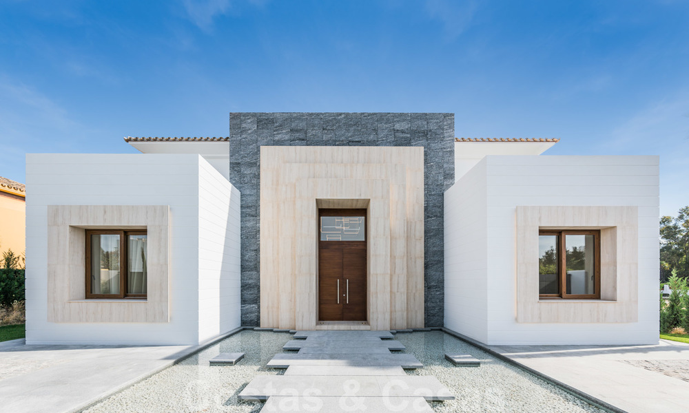 Moderna villa de playa lista para mudarse en venta, en la prestigiosa Guadalmina Baja en Marbella. 26090