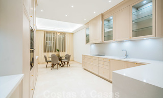 Moderna villa de playa lista para mudarse en venta, en la prestigiosa Guadalmina Baja en Marbella. 26092 