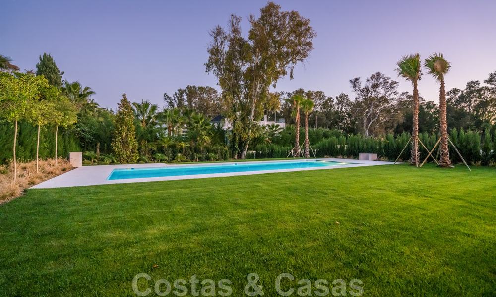 Moderna villa de playa lista para mudarse en venta, en la prestigiosa Guadalmina Baja en Marbella. 26102