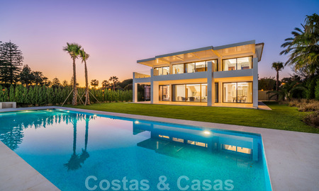 Moderna villa de playa lista para mudarse en venta, en la prestigiosa Guadalmina Baja en Marbella. 26103