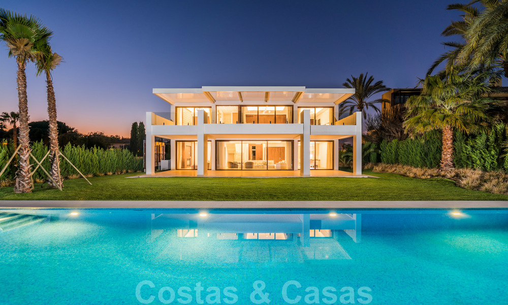Moderna villa de playa lista para mudarse en venta, en la prestigiosa Guadalmina Baja en Marbella. 26104