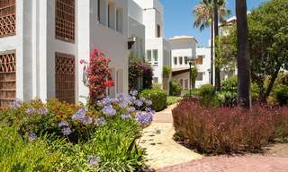 Amplio apartamento con jardín en venta, con vistas al mar, en un hermoso complejo en primera línea de playa en Los Monteros, Marbella 26126 