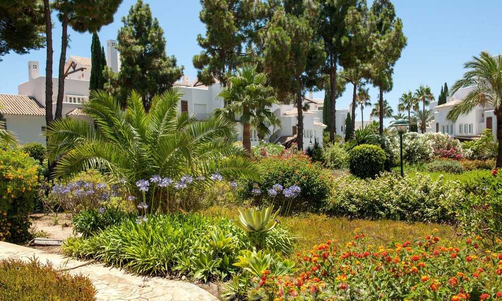 Amplio apartamento con jardín en venta, con vistas al mar, en un hermoso complejo en primera línea de playa en Los Monteros, Marbella 26128