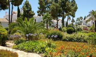 Amplio apartamento con jardín en venta, con vistas al mar, en un hermoso complejo en primera línea de playa en Los Monteros, Marbella 26128 
