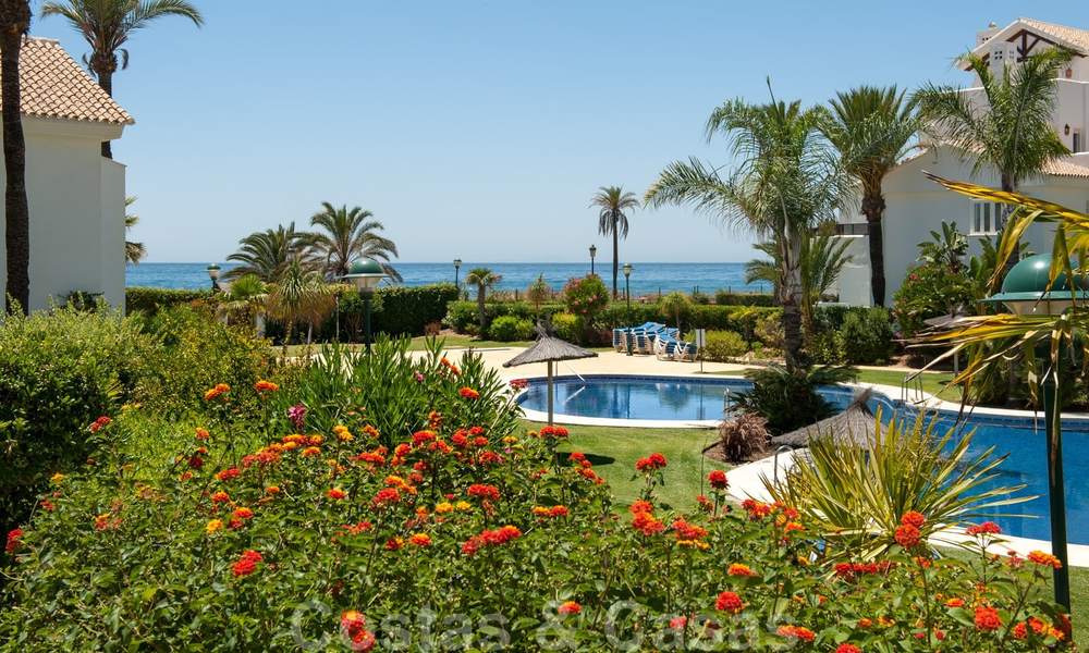Amplio apartamento con jardín en venta, con vistas al mar, en un hermoso complejo en primera línea de playa en Los Monteros, Marbella 26131