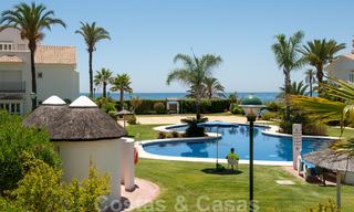 Amplio apartamento con jardín en venta, con vistas al mar, en un hermoso complejo en primera línea de playa en Los Monteros, Marbella 26132 