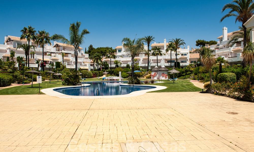 Amplio apartamento con jardín en venta, con vistas al mar, en un hermoso complejo en primera línea de playa en Los Monteros, Marbella 26134