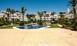 Amplio apartamento con jardín en venta, con vistas al mar, en un hermoso complejo en primera línea de playa en Los Monteros, Marbella 26134 