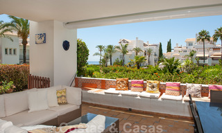Amplio apartamento con jardín en venta, con vistas al mar, en un hermoso complejo en primera línea de playa en Los Monteros, Marbella 26138 