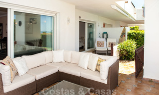 Amplio apartamento con jardín en venta, con vistas al mar, en un hermoso complejo en primera línea de playa en Los Monteros, Marbella 26141 