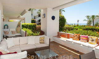 Amplio apartamento con jardín en venta, con vistas al mar, en un hermoso complejo en primera línea de playa en Los Monteros, Marbella 26142 