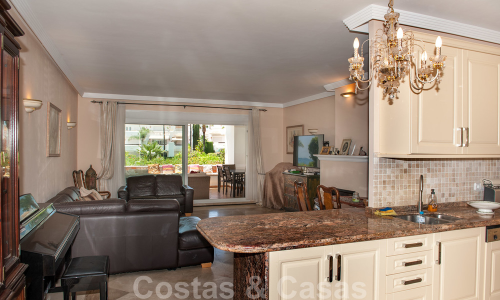 Amplio apartamento con jardín en venta, con vistas al mar, en un hermoso complejo en primera línea de playa en Los Monteros, Marbella 26143