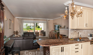 Amplio apartamento con jardín en venta, con vistas al mar, en un hermoso complejo en primera línea de playa en Los Monteros, Marbella 26143 