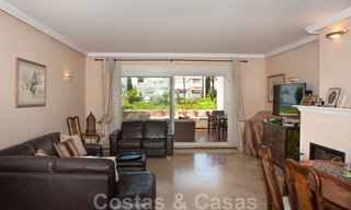 Amplio apartamento con jardín en venta, con vistas al mar, en un hermoso complejo en primera línea de playa en Los Monteros, Marbella 26144 