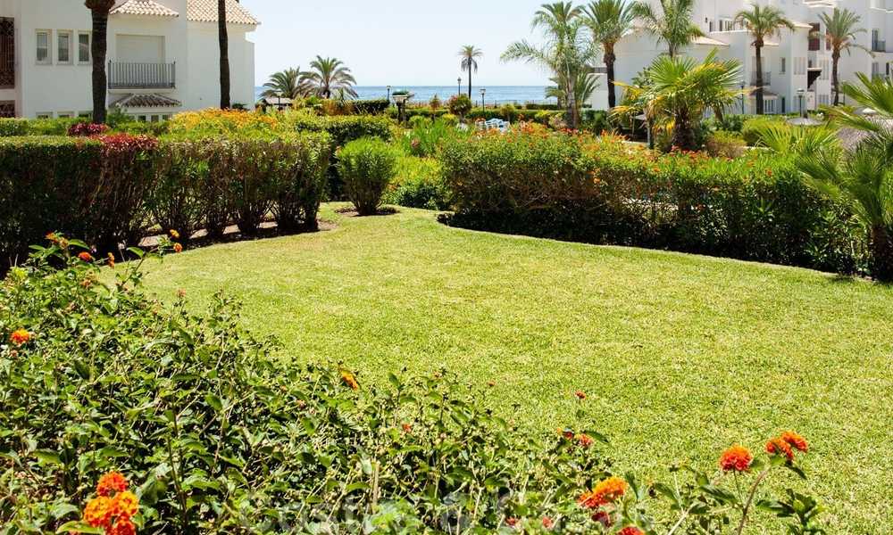 Amplio apartamento con jardín en venta, con vistas al mar, en un hermoso complejo en primera línea de playa en Los Monteros, Marbella 26146