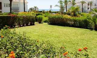 Amplio apartamento con jardín en venta, con vistas al mar, en un hermoso complejo en primera línea de playa en Los Monteros, Marbella 26146 
