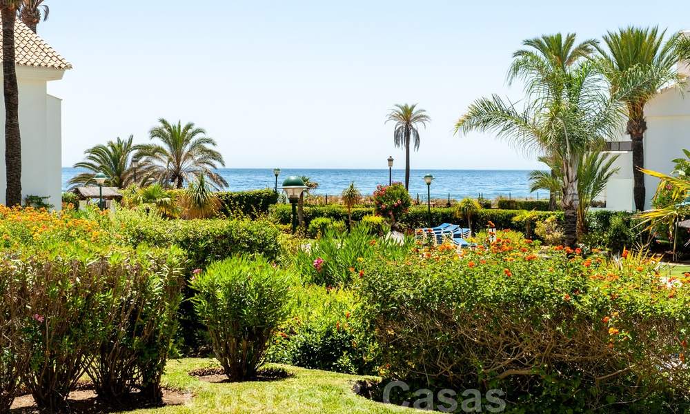 Amplio apartamento con jardín en venta, con vistas al mar, en un hermoso complejo en primera línea de playa en Los Monteros, Marbella 26147