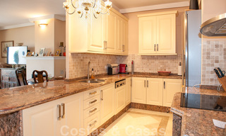 Amplio apartamento con jardín en venta, con vistas al mar, en un hermoso complejo en primera línea de playa en Los Monteros, Marbella 26148 