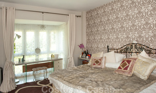 Amplio apartamento con jardín en venta, con vistas al mar, en un hermoso complejo en primera línea de playa en Los Monteros, Marbella 26149 