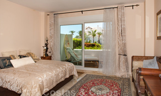 Amplio apartamento con jardín en venta, con vistas al mar, en un hermoso complejo en primera línea de playa en Los Monteros, Marbella 26150 