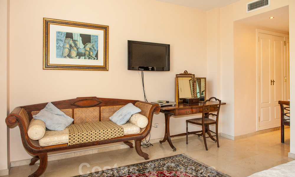 Amplio apartamento con jardín en venta, con vistas al mar, en un hermoso complejo en primera línea de playa en Los Monteros, Marbella 26151