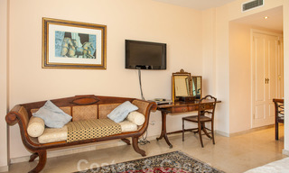 Amplio apartamento con jardín en venta, con vistas al mar, en un hermoso complejo en primera línea de playa en Los Monteros, Marbella 26151 