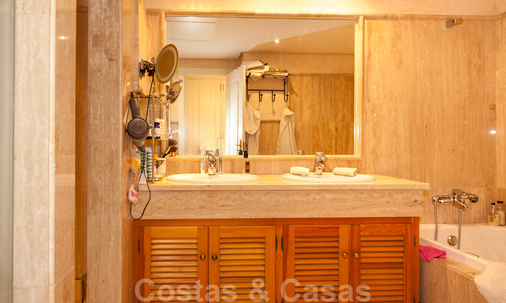 Amplio apartamento con jardín en venta, con vistas al mar, en un hermoso complejo en primera línea de playa en Los Monteros, Marbella 26152