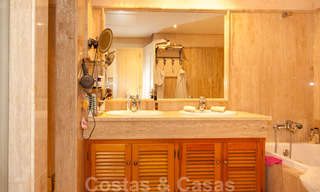 Amplio apartamento con jardín en venta, con vistas al mar, en un hermoso complejo en primera línea de playa en Los Monteros, Marbella 26152 