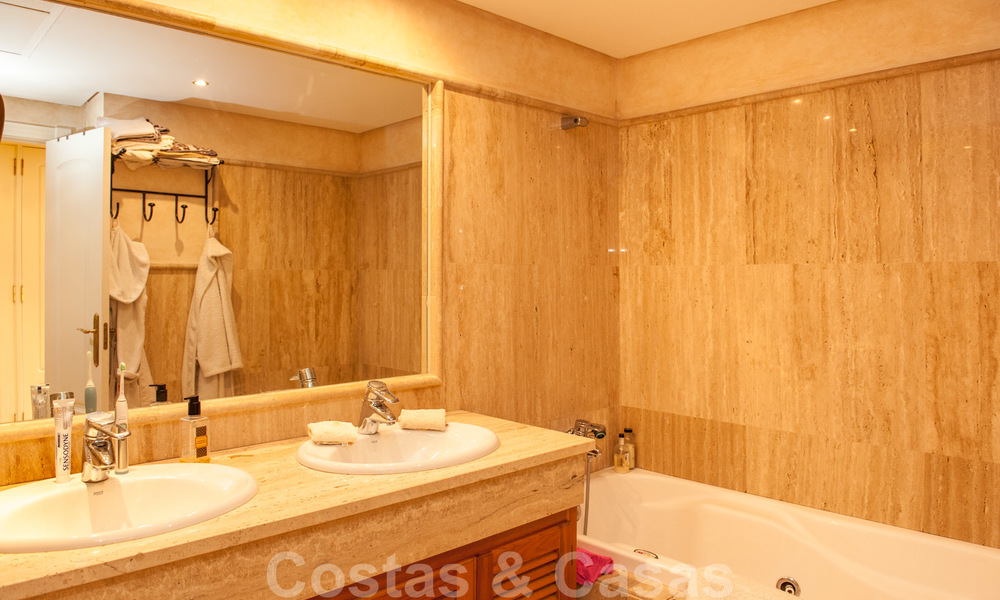 Amplio apartamento con jardín en venta, con vistas al mar, en un hermoso complejo en primera línea de playa en Los Monteros, Marbella 26153