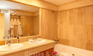 Amplio apartamento con jardín en venta, con vistas al mar, en un hermoso complejo en primera línea de playa en Los Monteros, Marbella 26153 