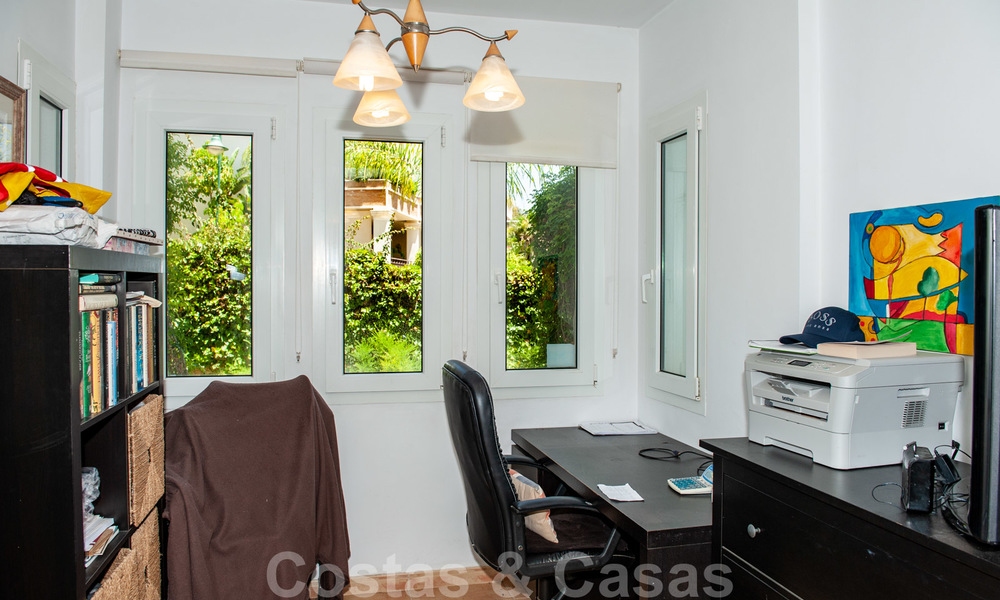 Amplio apartamento con jardín en venta, con vistas al mar, en un hermoso complejo en primera línea de playa en Los Monteros, Marbella 26154