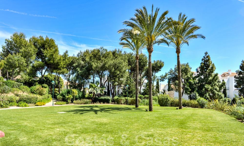 Amplio apartamento con jardín en venta, con vistas al mar, en un hermoso complejo en primera línea de playa en Los Monteros, Marbella 26157
